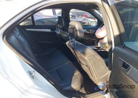 2012 Mercedes-Benz C 250 Sport z USA, uszkodzony, nr VIN WDDGF4HB5CR220797